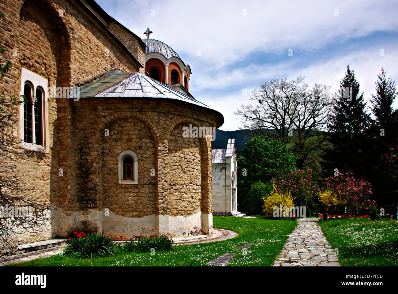 Das berühmteste serbische Kloster mit wunderschönen Parkanlage und Blumen an sonnigen Sommertag mit klaren blauen Himmel. Stockfoto