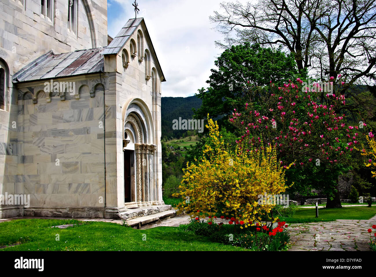 Das berühmteste serbische Kloster mit wunderschönen Parkanlage und Blumen an sonnigen Sommertag mit klaren blauen Himmel. Stockfoto