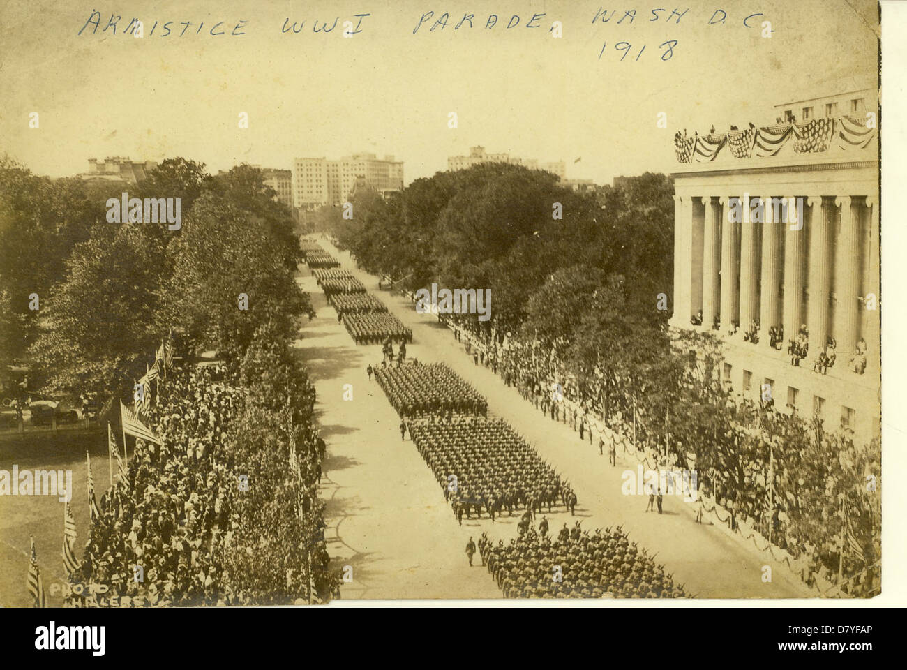 Dieses Foto zeigt eine Parade, die den Waffenstillstand am Ende des Ersten Weltkriegs feiert und den Abschluss des Konflikts und die Rückkehr zum Frieden in Europa markiert. Stockfoto