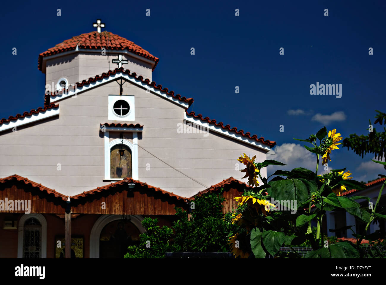 Orthodoxe Kirche in sonnigen Sommertag mit klaren, blauen Himmel und mit Sonnenblumen vor. Stockfoto