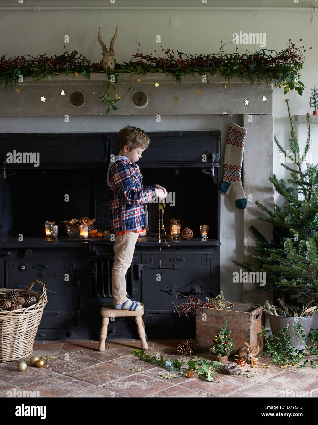 Junge Dekoration Weihnachten Kamin Stockfoto