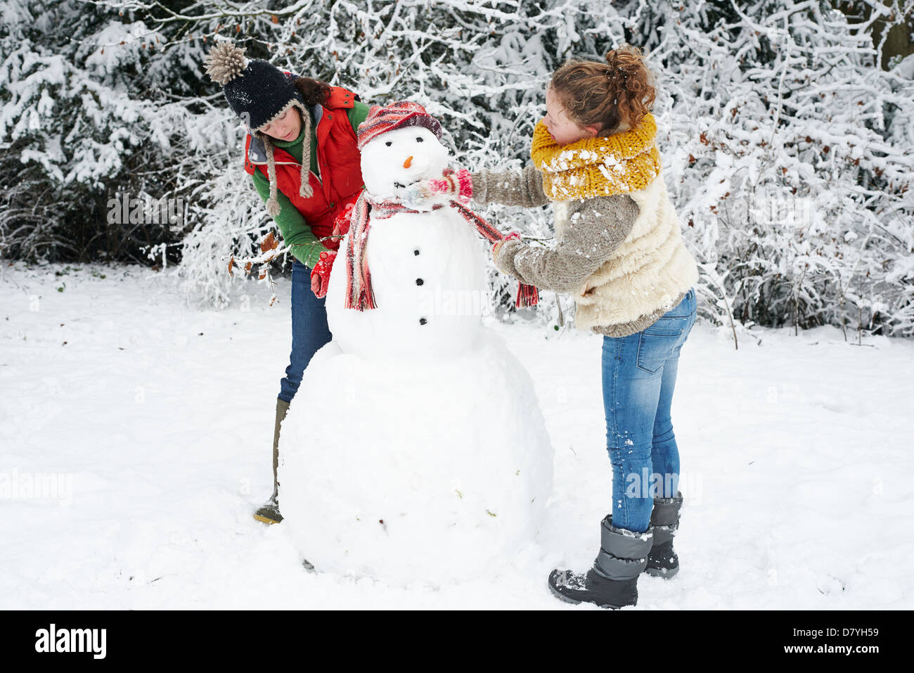 Mutter und Tochter Schneemann Stockfoto
