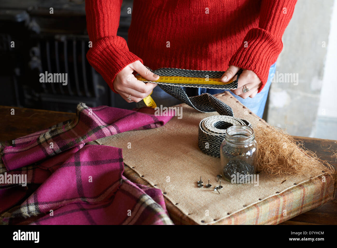Frau Polster Gurtband messen Stockfoto
