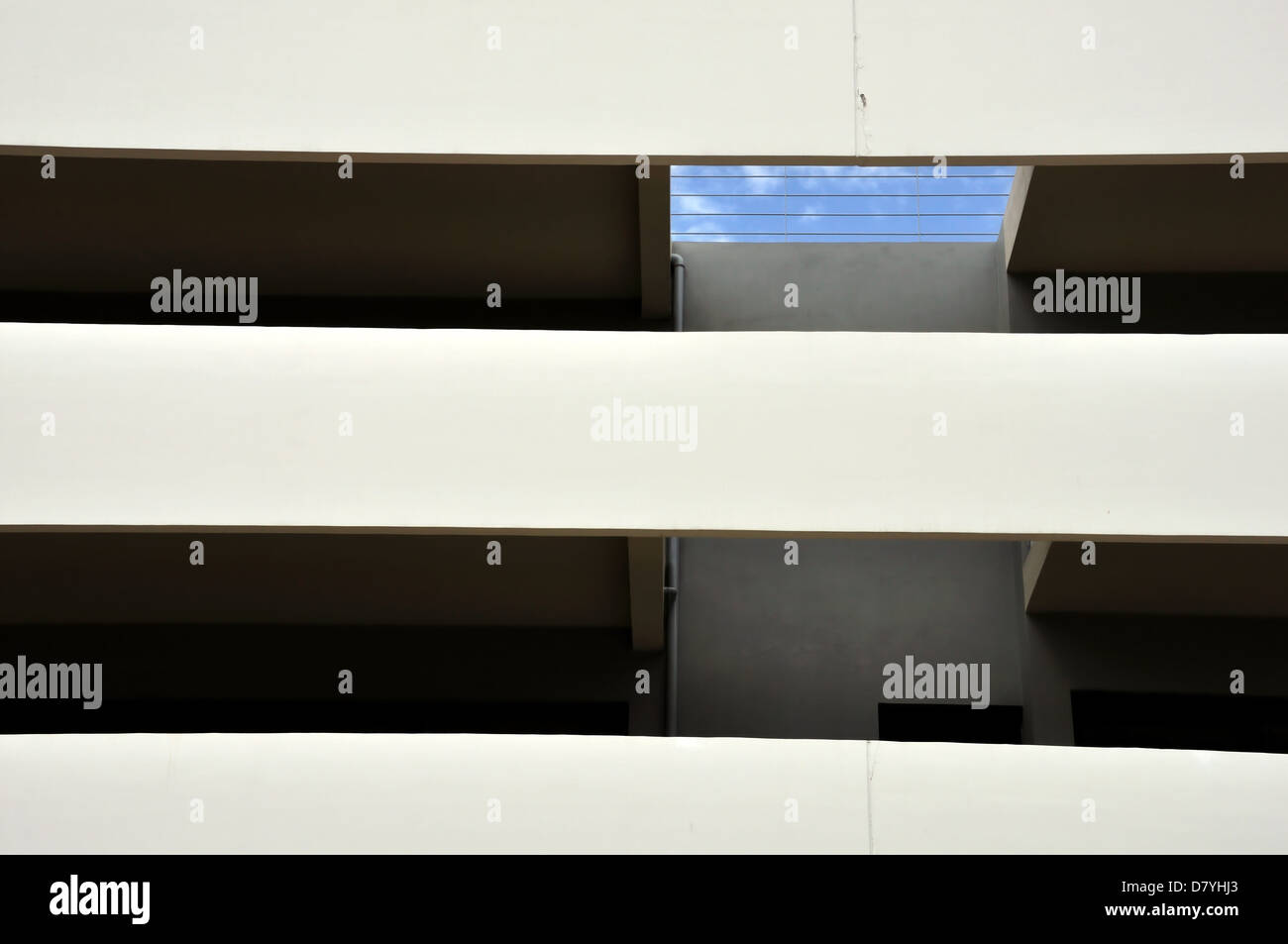 Zeitgenössische Architektur, Gebäude, Fassade und Balkon. Zusammenfassung Hintergrund. Stockfoto