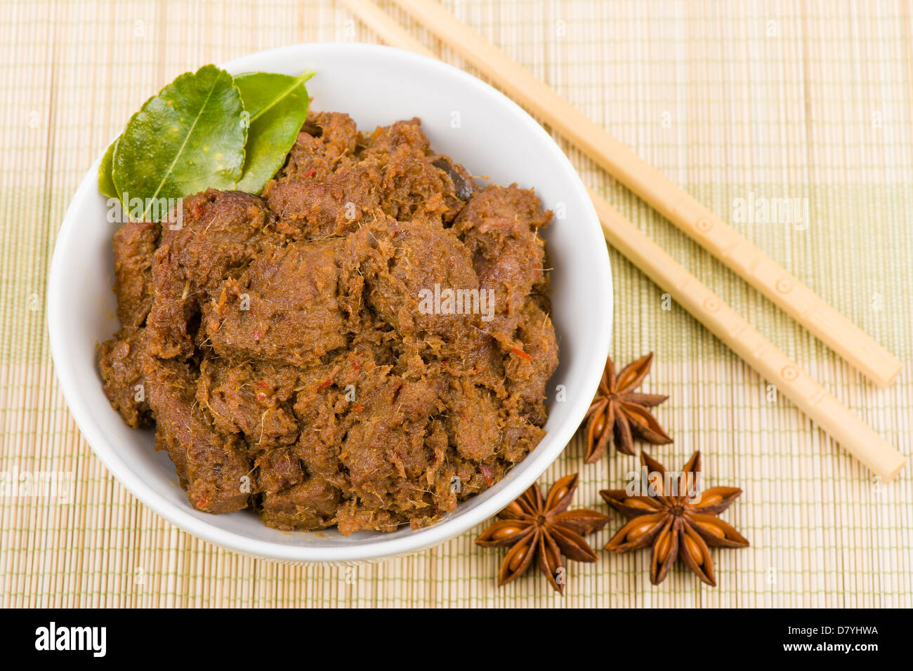 Rendang Daging - getrocknetes Rindfleisch-Curry mit Kokosmilch und Gewürzen. Indonesien, Malaysia und Singapur Traditionsgericht. Stockfoto