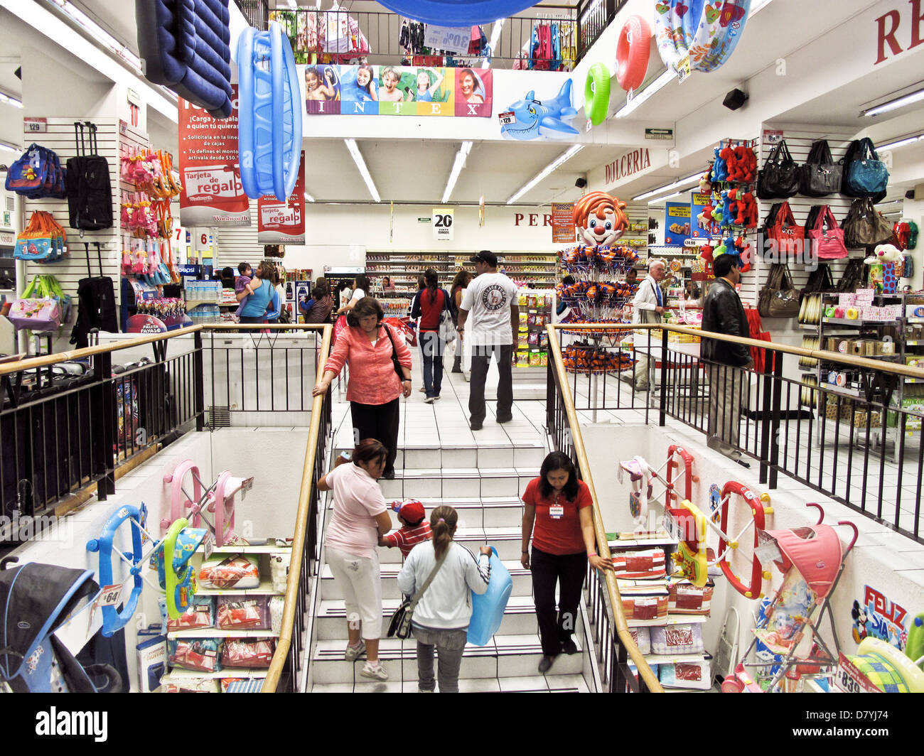 Treppe & beschäftigt Innere des überfüllten Woolworth Filiale voller mexikanischen Verbraucher einkaufen Verbraucher waren Puebla Stockfoto