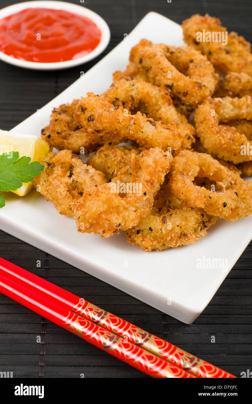 IKA Furai - tief gebratene panierte Tintenfischringe mit Chili-Sauce. Stockfoto