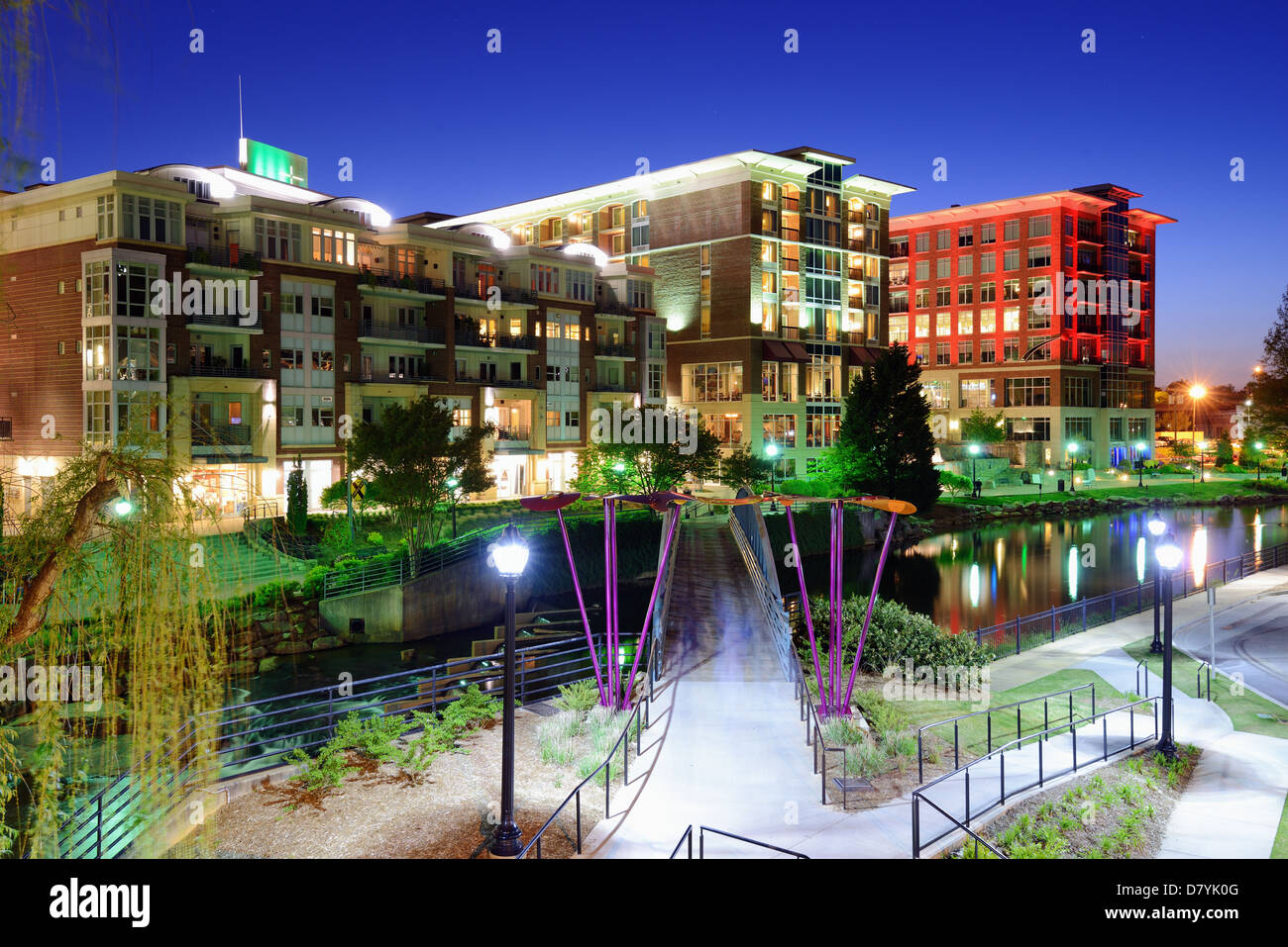 Greenville, South Carolina in Falls Park in der Innenstadt in der Nacht. Stockfoto