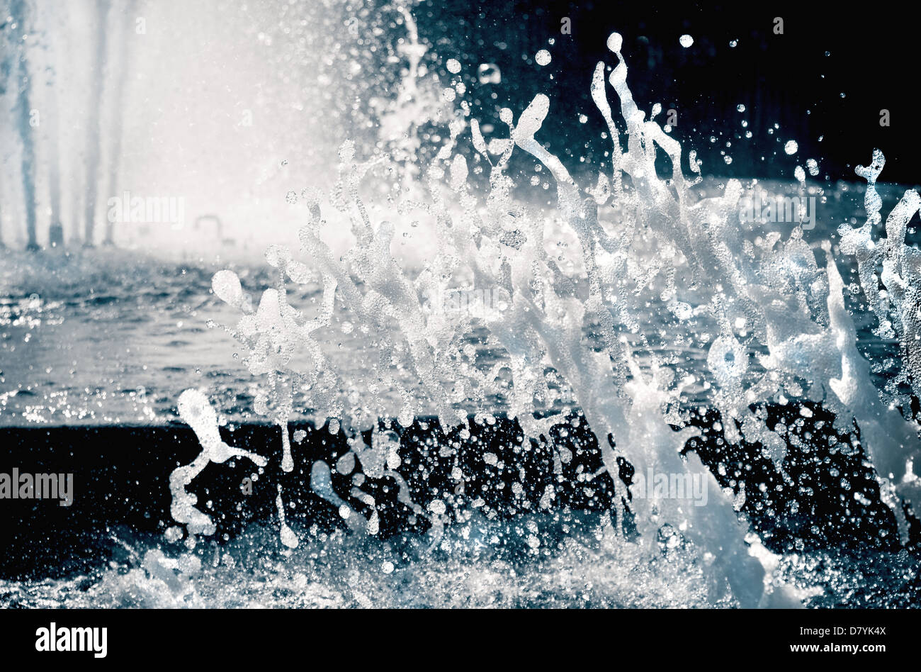 Hintergrundbeleuchtung Brunnen Teich Wasserstrahlen sprühen Stockfoto