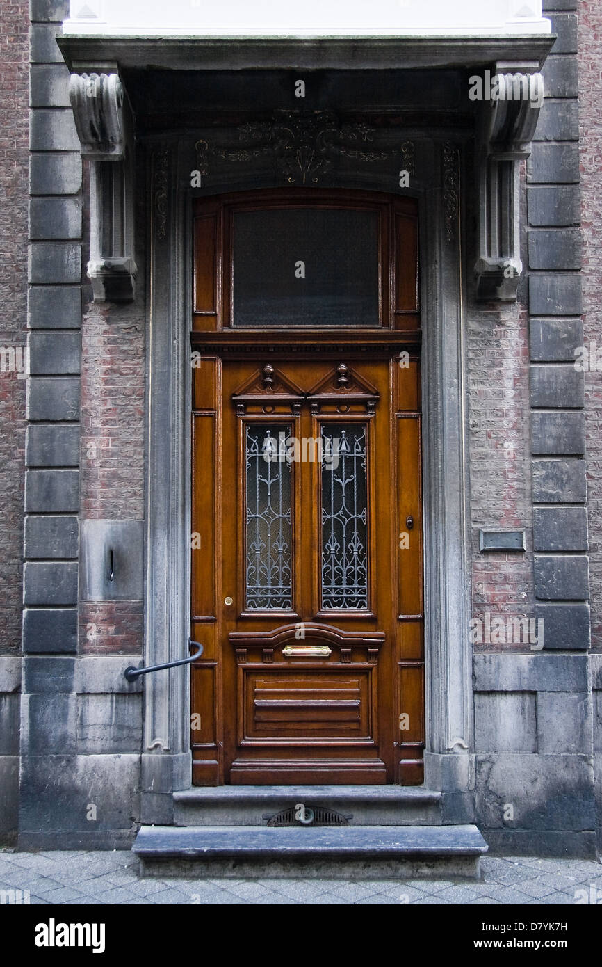 Historische Haustür mit Jugendstil oder Jugendstil-Elemente Stockfoto