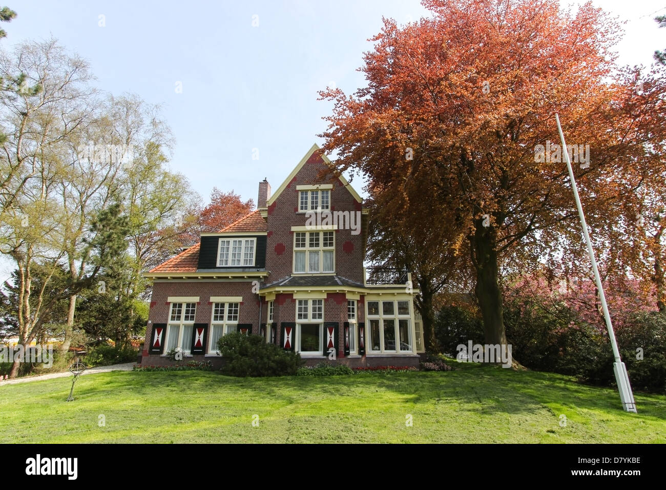 Typische holländische Haus mit roten Ziegeln und schönen Garten im Keukenhof, Niederlande Stockfoto