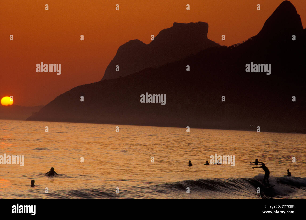 Surfer am Strand Arpoador, Rio De Janeiro, Brasilien. Praktizierender Jugendsport. Sonnenuntergang am Strand von Ipanema. Stockfoto