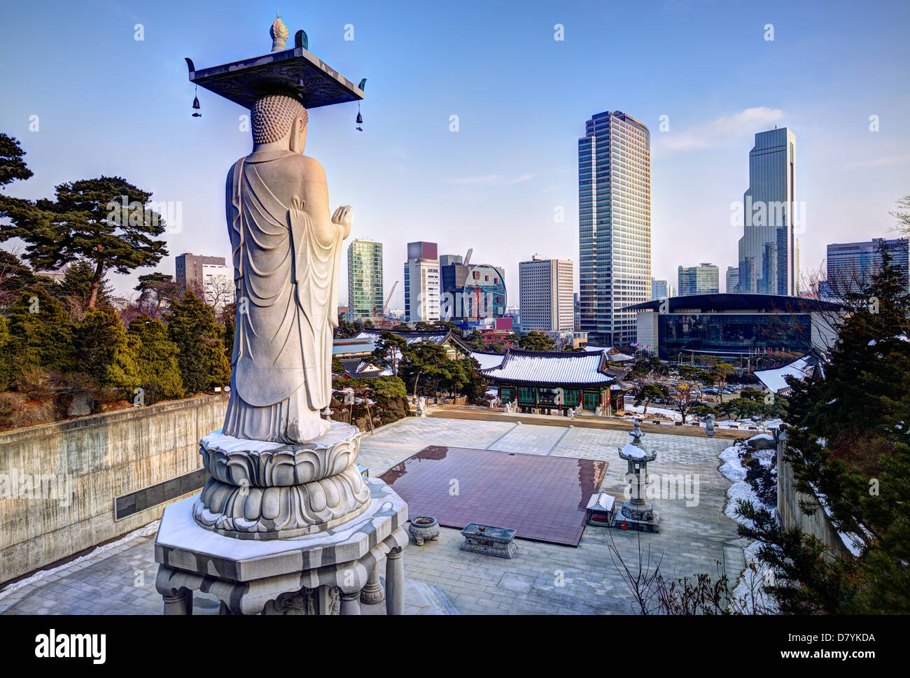 Skyline der Innenstadt von Seoul, Südkorea vom Bongeunsa-Tempel Stockfoto