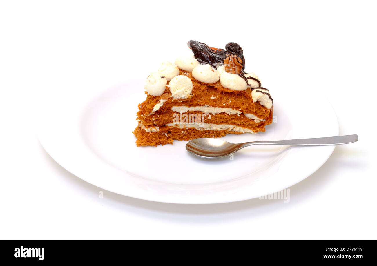 Stück süßen Kuchen auf Teller, Closeup, weißer Hintergrund Stockfoto