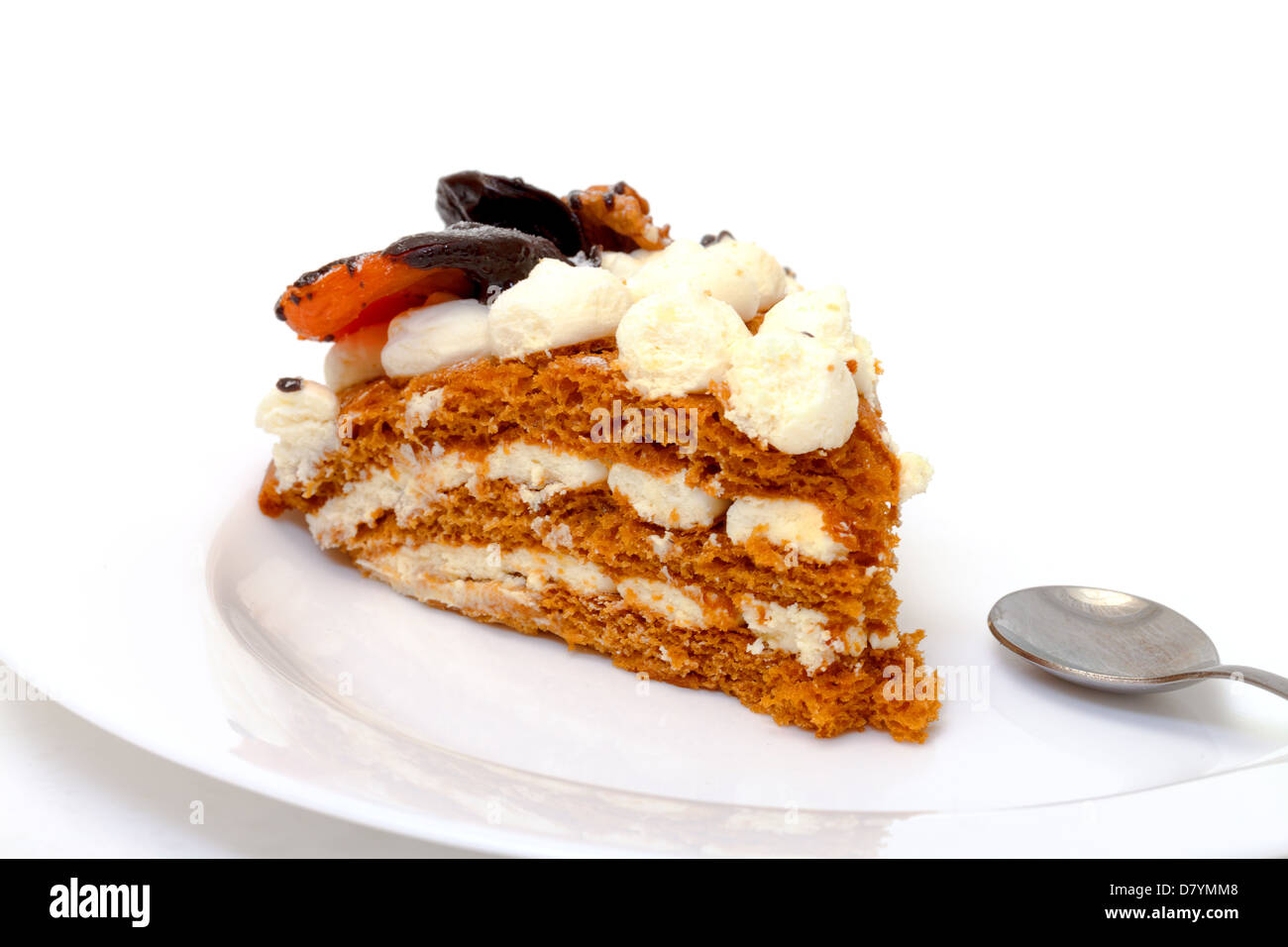 Stück süßen Kuchen auf Teller, Closeup, weißer Hintergrund Stockfoto
