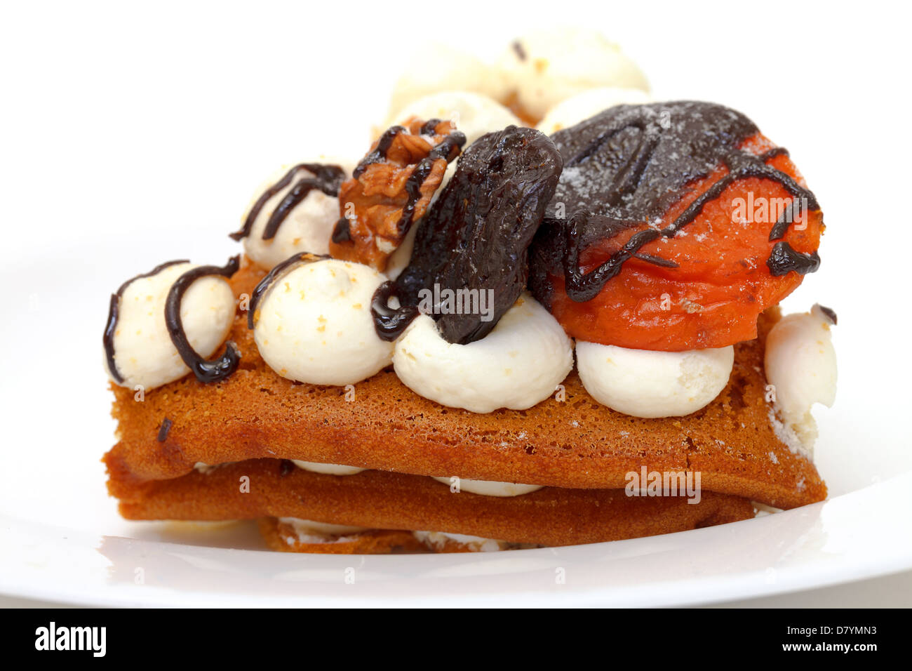 Stück süßen Kuchen auf Teller, Closeup, weißer Hintergrund Stockfoto