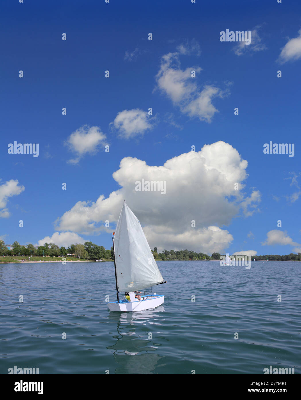 Kleines Boot Segeln auf dem See an einem schönen sonnigen Tag Stockfoto