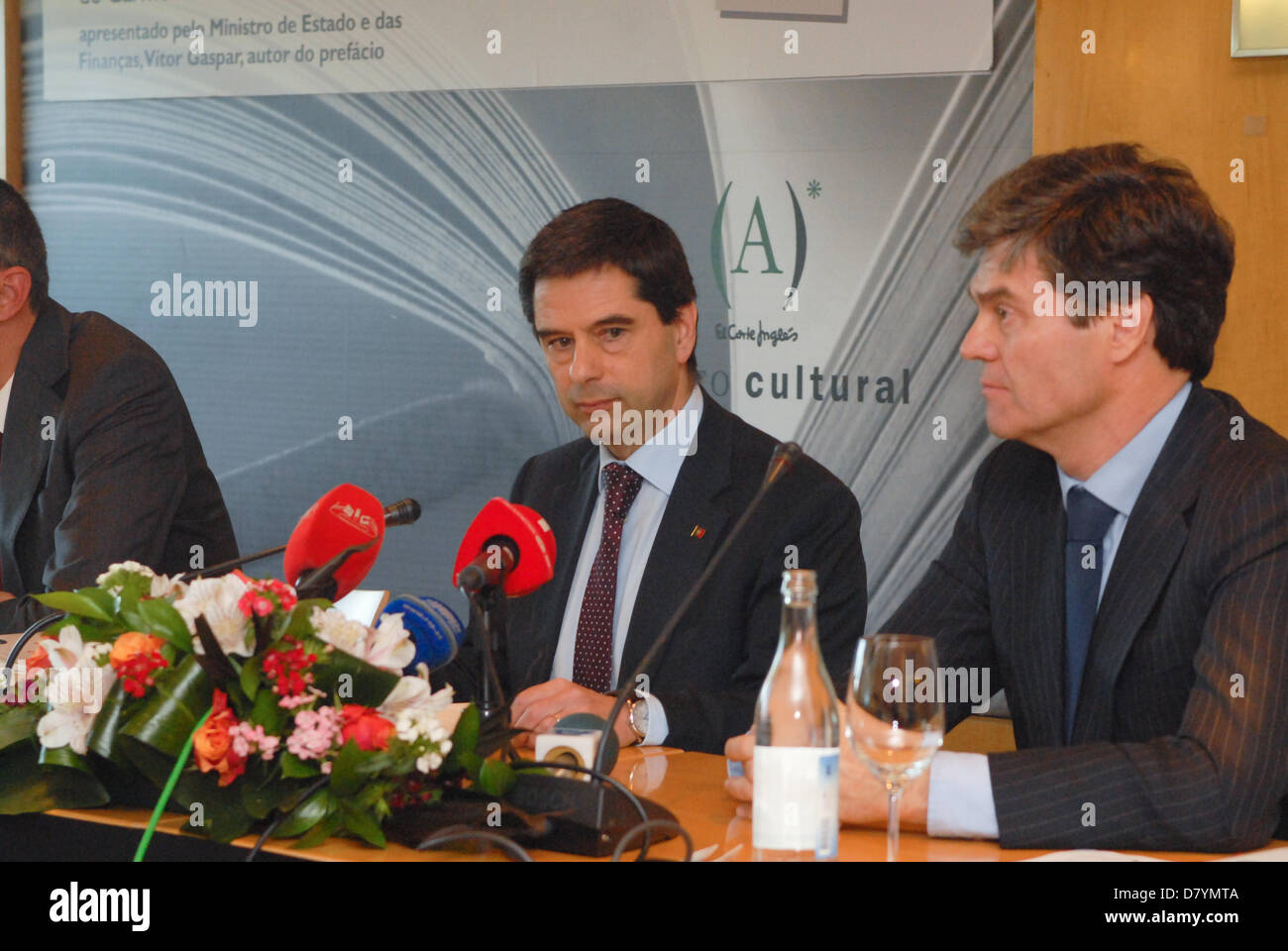 Lissabon, Portugal. 15. Mai 2013. Protestanten rief "Entlassung!" Gaspar und daran gehindert, Vortrag bei der Präsentation des Buches "dieses Mal ist anders. Acht Jahrhunderte der finanziellen Torheit "von Carmen Reinhart und Kenneth Rogoff, Ökonomen, die eine polemische Studie über die Auswirkungen der öffentlichen Verschuldung auf wirtschaftliches Wachstum entwickelt. Stockfoto