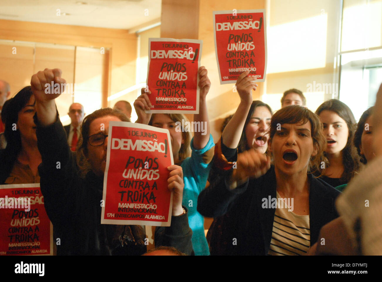 Lissabon, Portugal. 15. Mai 2013. Protestanten rief "Entlassung!" Gaspar und daran gehindert, Vortrag bei der Präsentation des Buches "dieses Mal ist anders. Acht Jahrhunderte der finanziellen Torheit "von Carmen Reinhart und Kenneth Rogoff, Ökonomen, die eine polemische Studie über die Auswirkungen der öffentlichen Verschuldung auf wirtschaftliches Wachstum entwickelt. Stockfoto