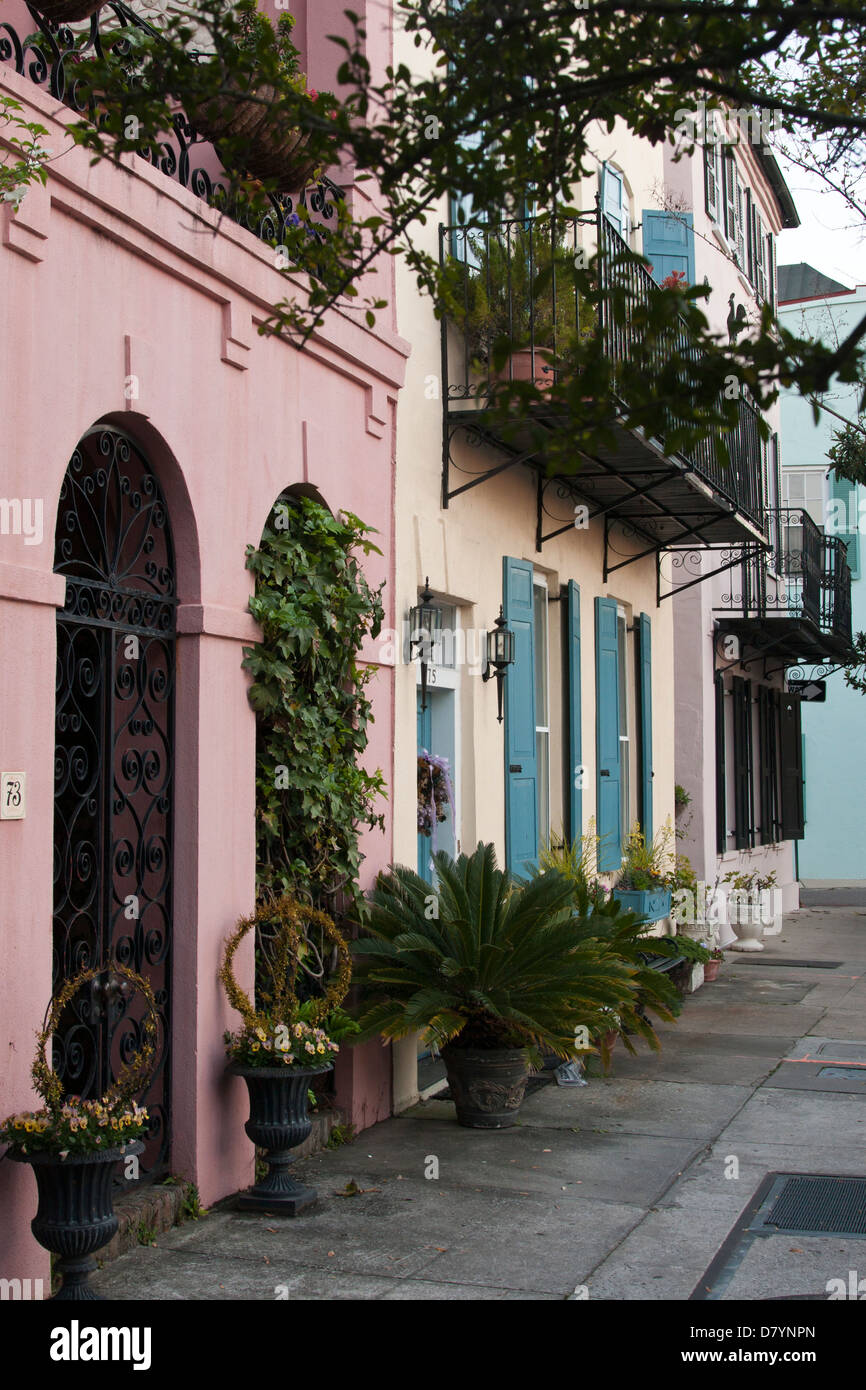 Historische Häuser säumen Rainbow Row in Charleston Historic District, Charleston, South Carolina, USA Stockfoto