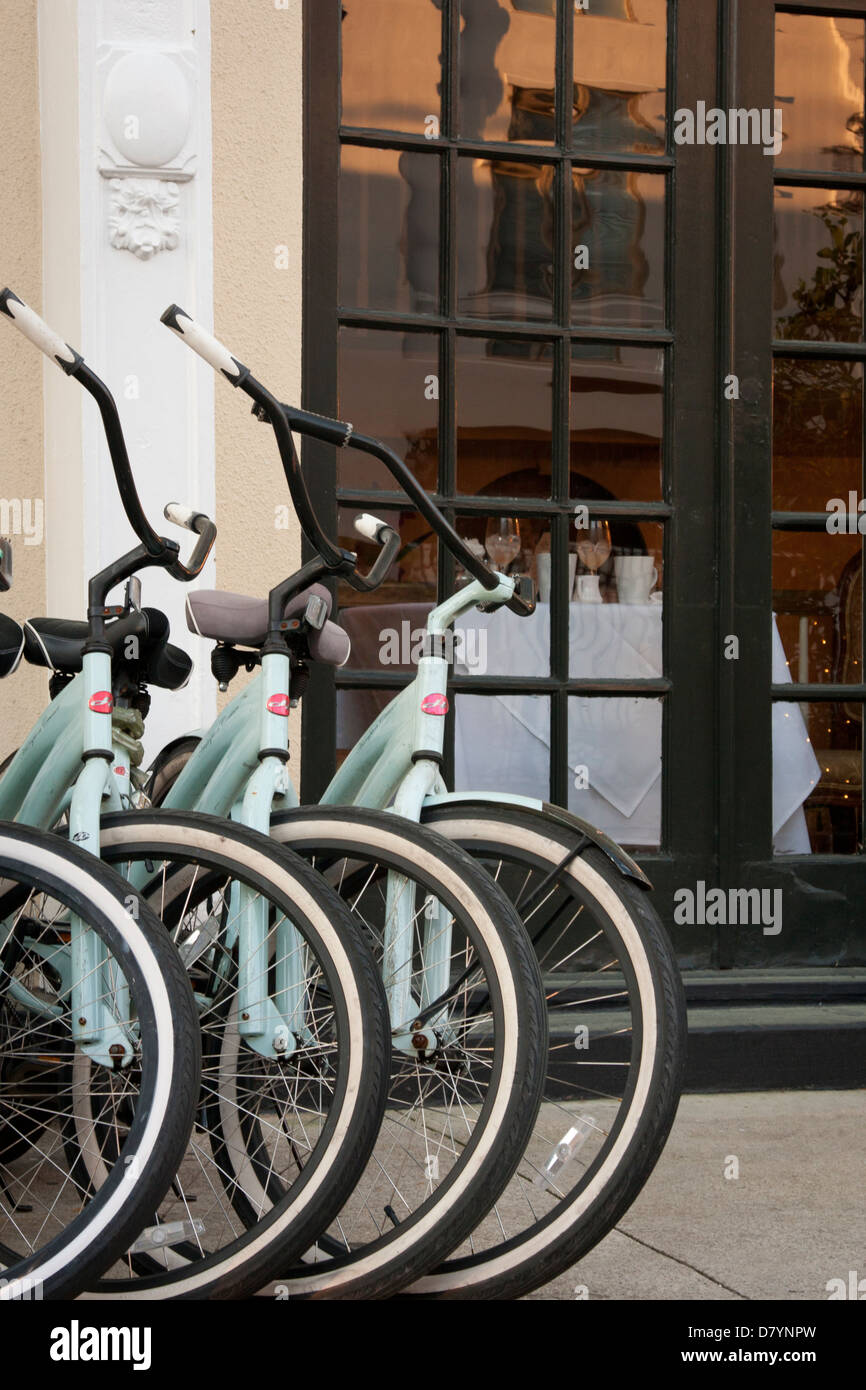 Fahrräder stehen im Gegensatz zu den formalen Esstische in der Altstadt von Charleston, Südcarolina, USA Stockfoto