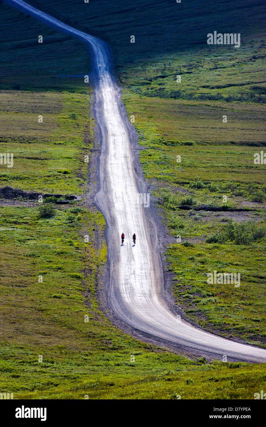 Zwei Radfahrer fahren die beschränkte Zufahrt in Richtung steinerne Kuppel, Denali National Park, Alaska, USA Stockfoto