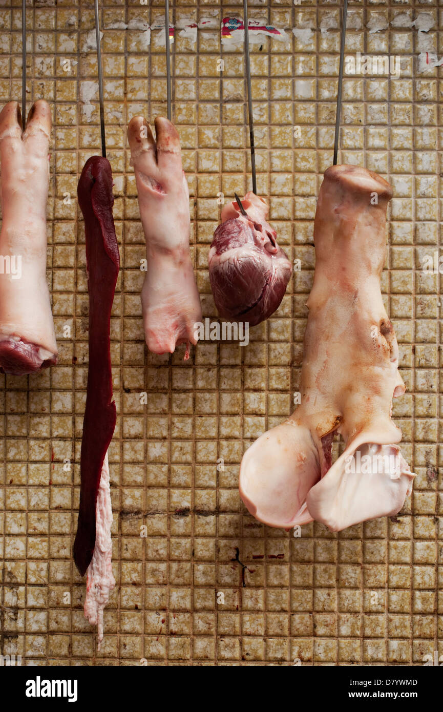 Schweinefleisch (einschließlich Traber, Herzen und Ohren und Schnauze) zum Verkauf an einen Metzgerei Stand in Hong Kong. Stockfoto