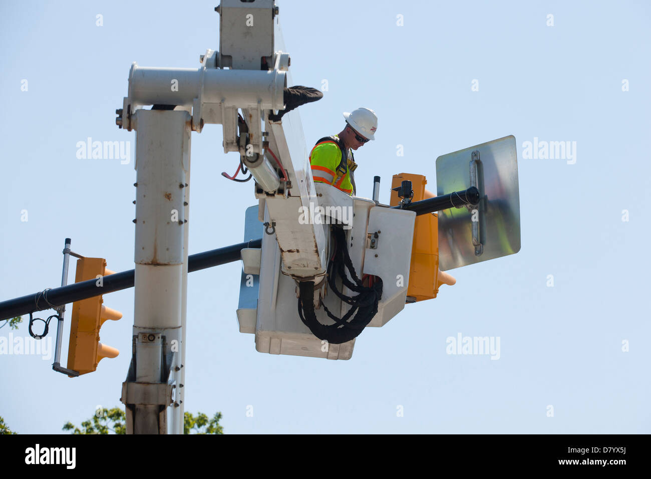 Arbeiter bei der Installation neuer Ampeln - USA Stockfoto