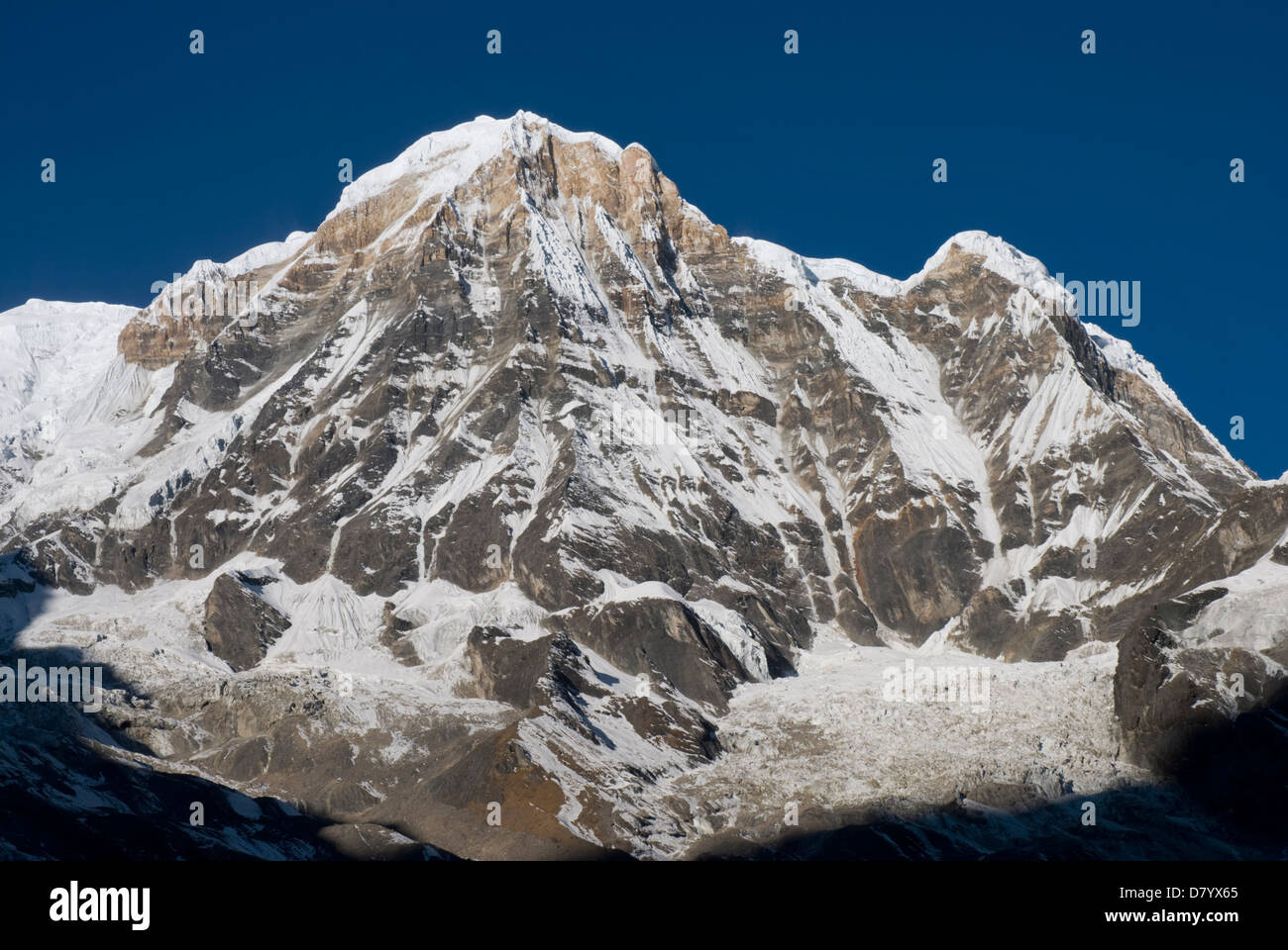 Schneebedeckte Berg Annapurna Himalaja, blaue Himmelshintergrund, Nepal Stockfoto