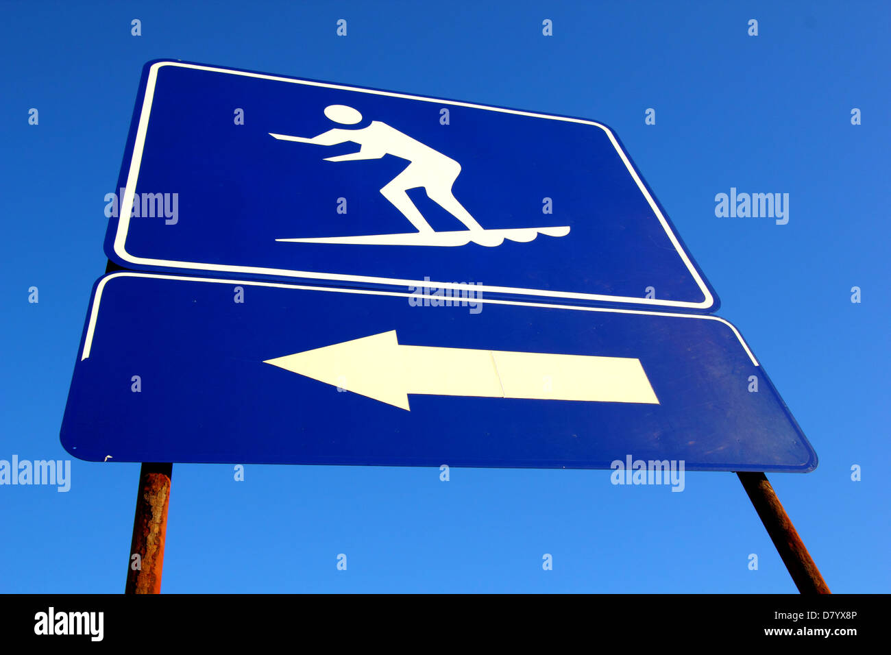 EIN BLAU-WEIßEN SCHILD BEREICH SURFBOARDS DÜRFEN BEI DEN STRAND BLAUEN HIMMEL HINTERGRUND HORIZONTALE BDB GERITTEN WERDEN Stockfoto