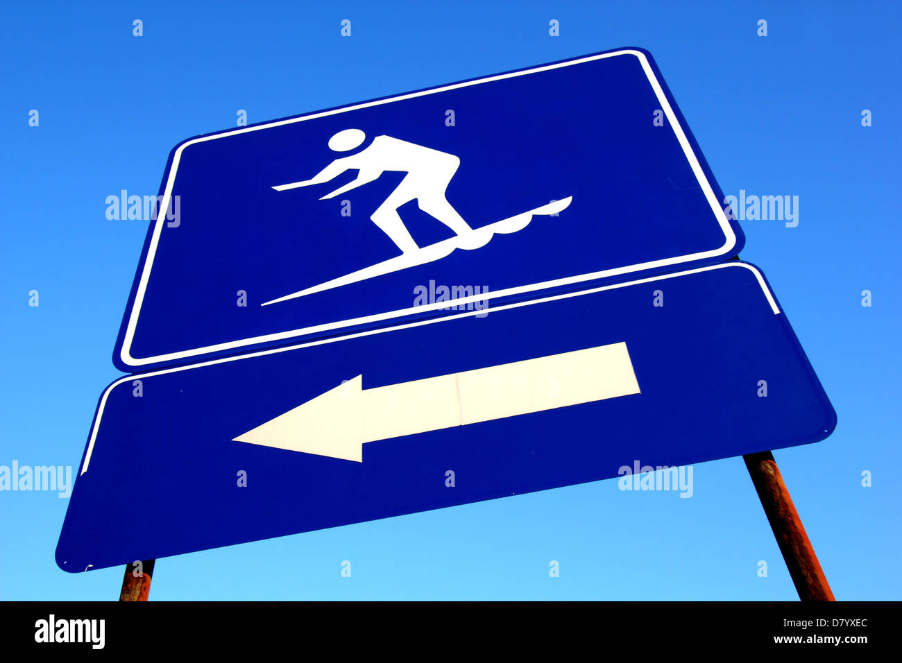 EIN BLAU-WEIßEN SCHILD BEREICH SURFBOARDS DÜRFEN BEI DEN STRAND BLAUEN HIMMEL HINTERGRUND HORIZONTALE BDB GERITTEN WERDEN Stockfoto