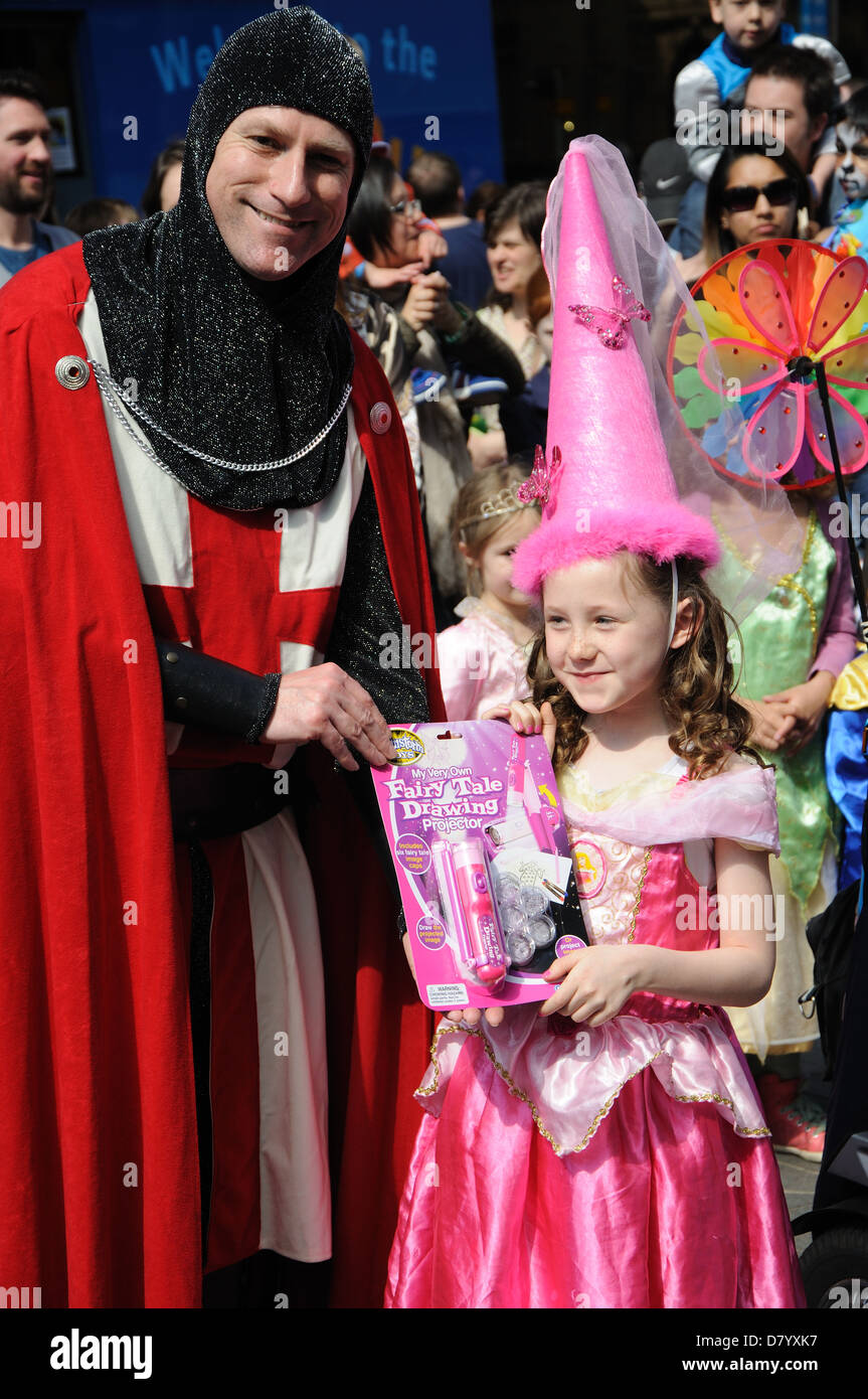 junge Mädchen erhalten Preis für besten Prinzessin gekleidete, Str. Georges Tag feiern, Orton Square, Leicester, England, UK Stockfoto