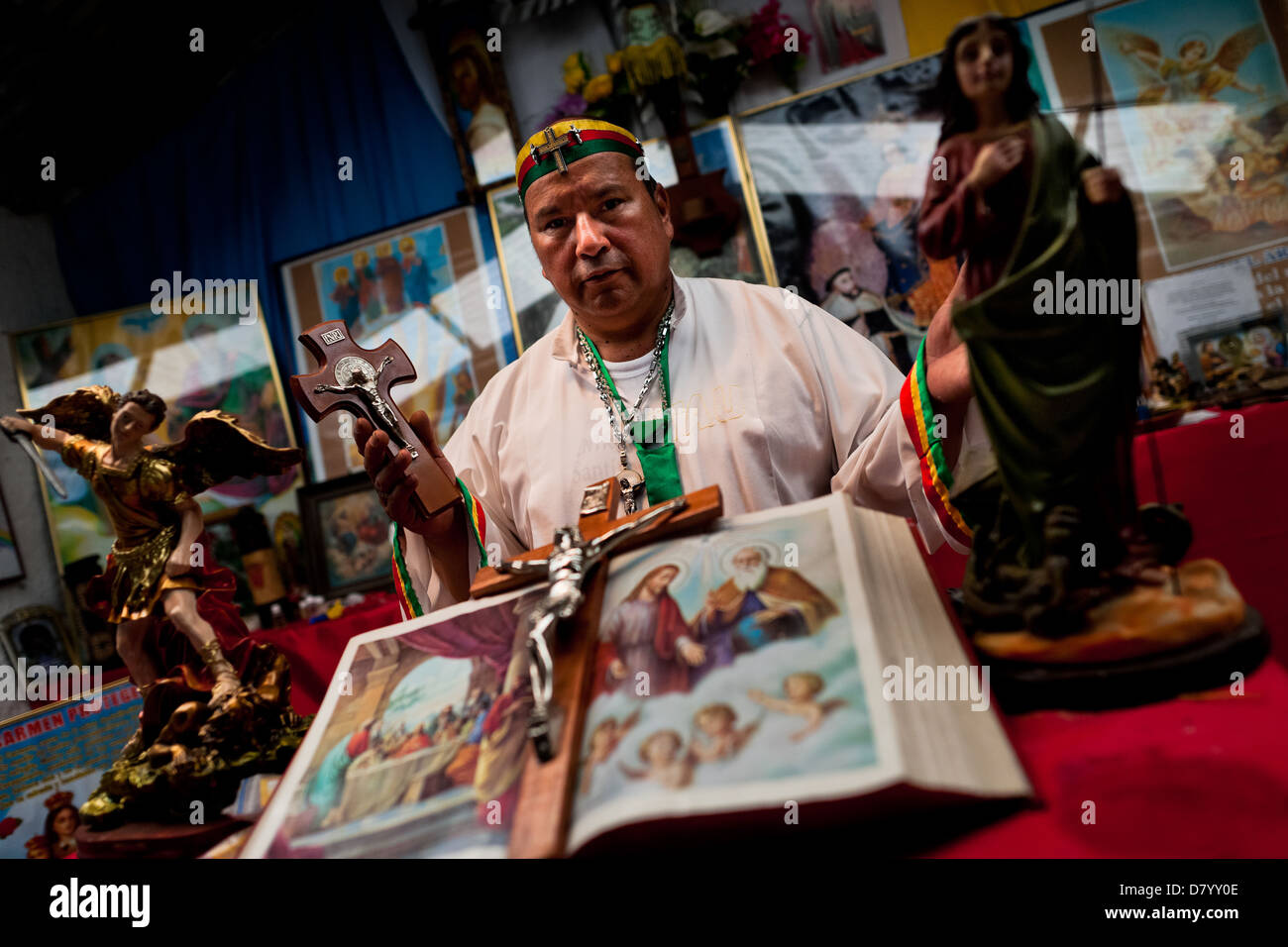 Hermes Cifuentes, kolumbianische Geistheiler, betet an einem Altar in seiner Wohnung vor der Ausführung einer Rituals des Exorzismus. Stockfoto