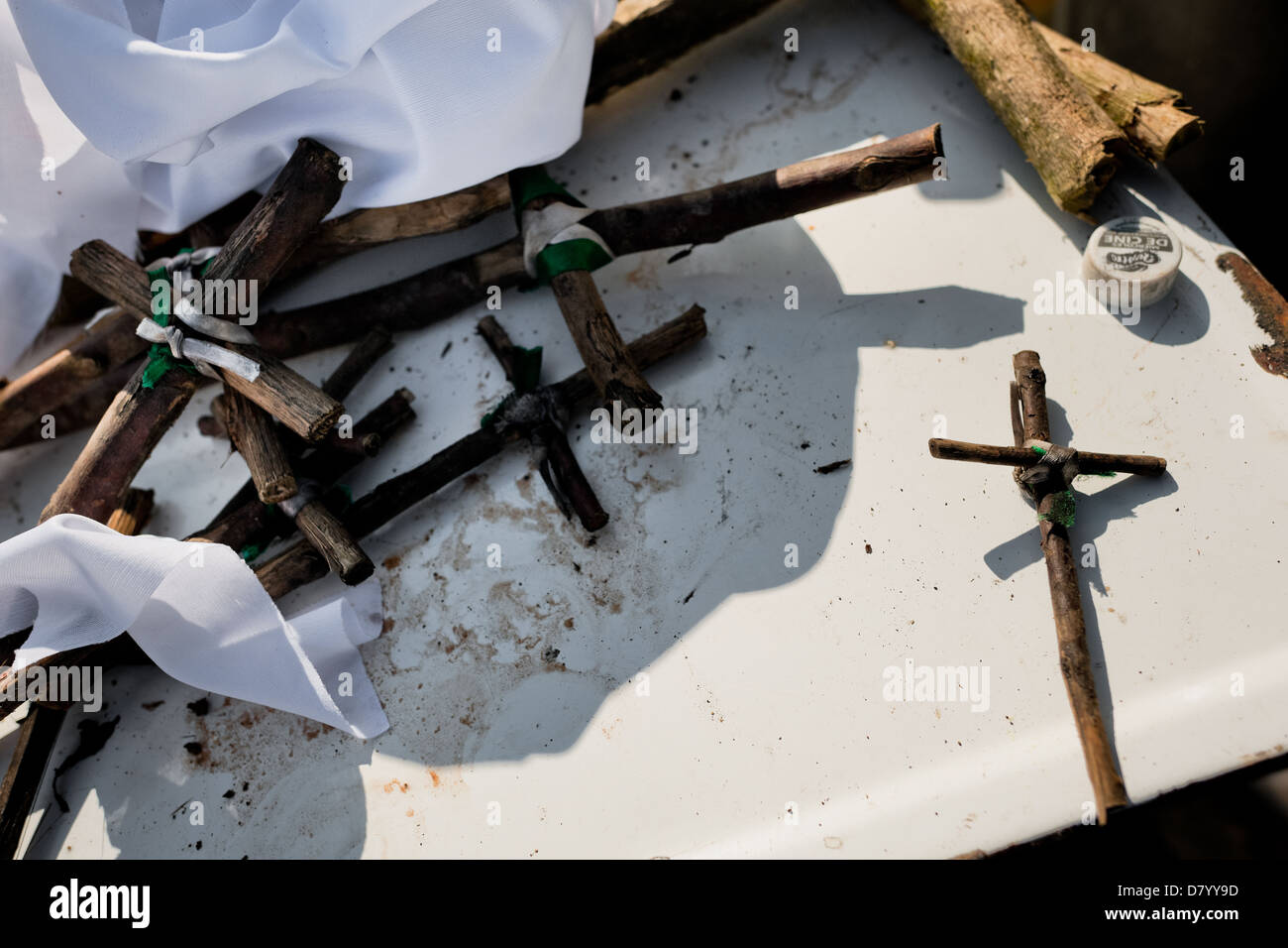 Handgefertigten Holzkreuze gesehen während eines Rituals des Exorzismus durchgeführt durch Hermes Cifuentes in La Cumbre, Kolumbien. Stockfoto
