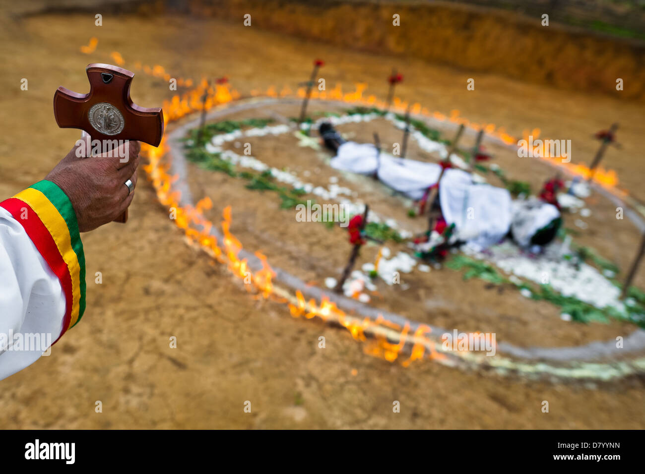 Hermes Cifuentes, kolumbianische Geistheiler, hält ein Kreuz in der Hand während eines Rituals des Exorzismus in La Cumbre, Kolumbien. Stockfoto