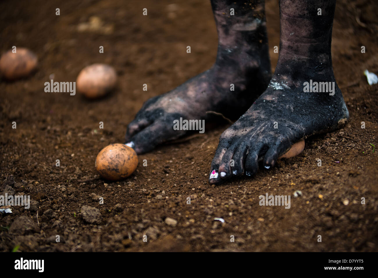 Diana R., der behauptet, von Geistern, Schritte auf den Eiern während eines Rituals des Exorzismus besessen werden durchgeführt in Kolumbien. Stockfoto