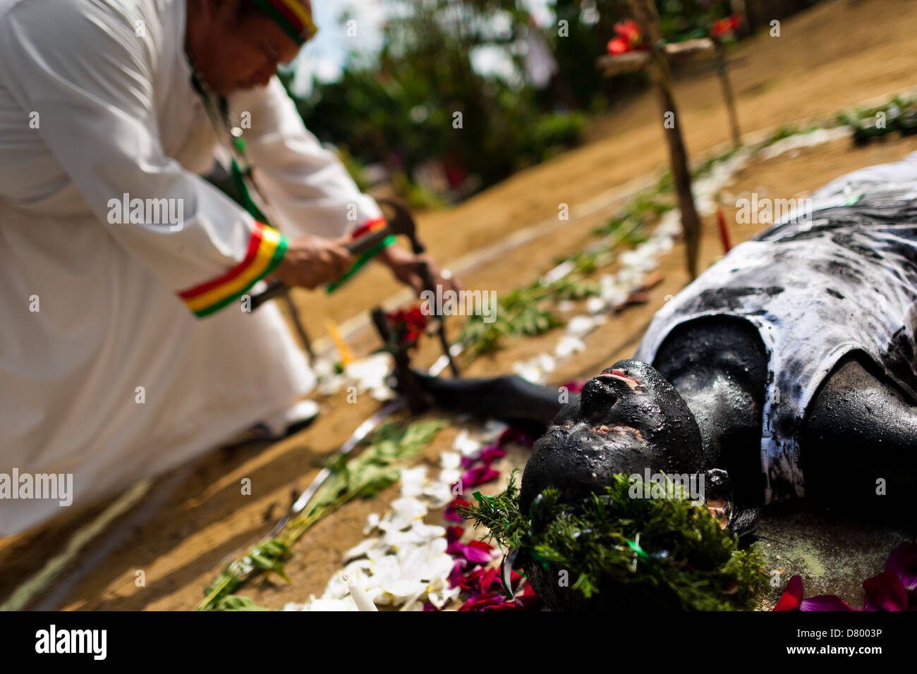 Hermes Cifuentes, kolumbianische Geistheiler, bereitet eine Ritual des Exorzismus auf Diana R. in La Cumbre, Kolumbien. Stockfoto
