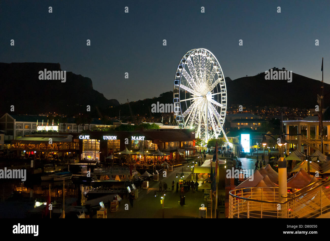 V & eine Uferpromenade bei Nacht, Cape Town, Western Cape, South Africa Stockfoto