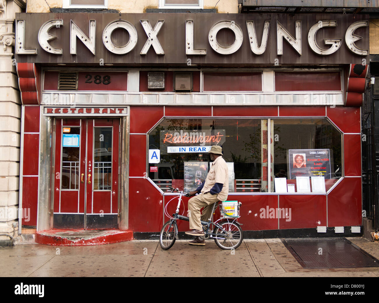 Mann mit Fahrrad außerhalb der Lenox Lounge in Harlem, New York CIT. Stockfoto