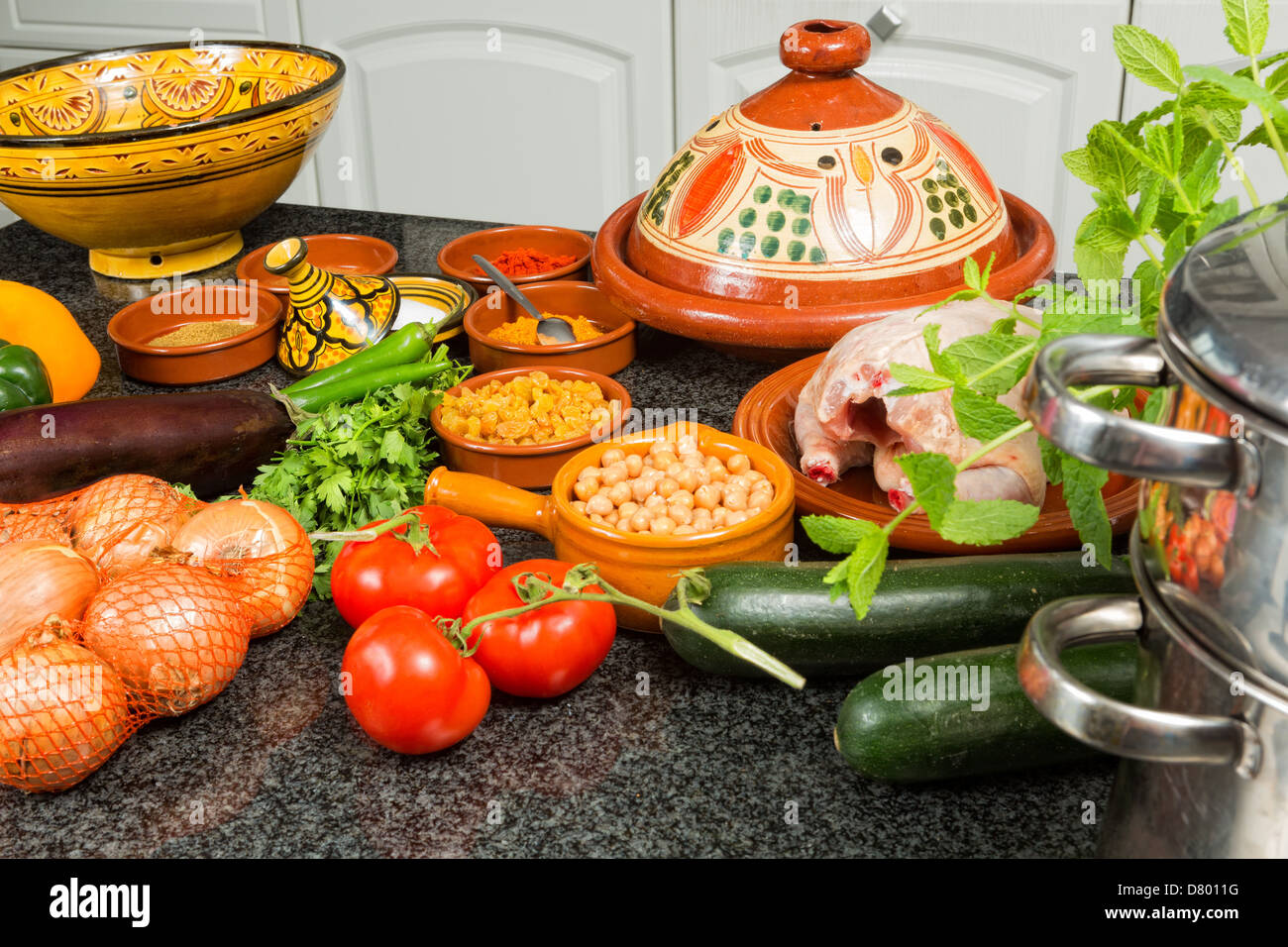 Tabelle gefüllt mit Zutaten für traditionelle marokkanische Tajine-Gericht Stockfoto