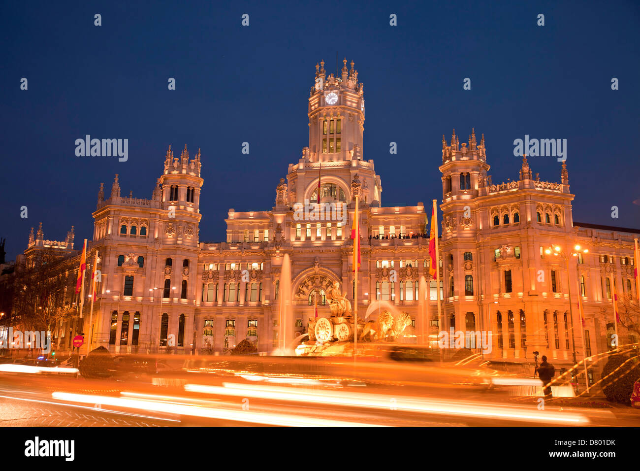 die beleuchteten ehemaligen Postamt Palacio de Comunicaciones oder Palacio de Cibeles am Plaza de Cibeles in Madrid, Spanien, Europa Stockfoto