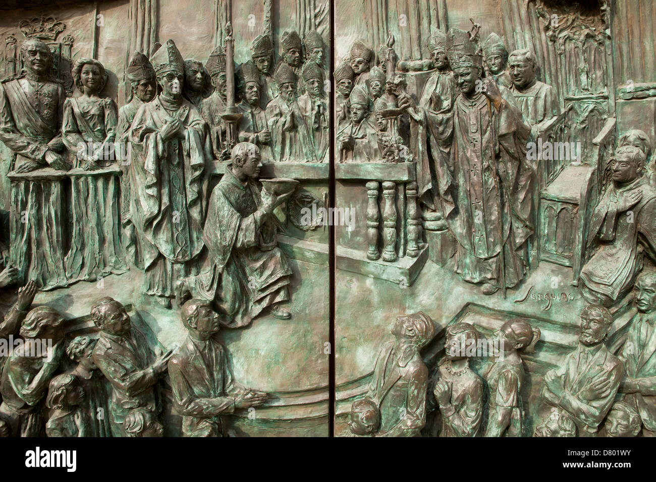religiöse Relief an der Tür der katholischen Almudena Kathedrale Santa Maria la Real De La Almudena in Madrid, Spanien, Europa Stockfoto