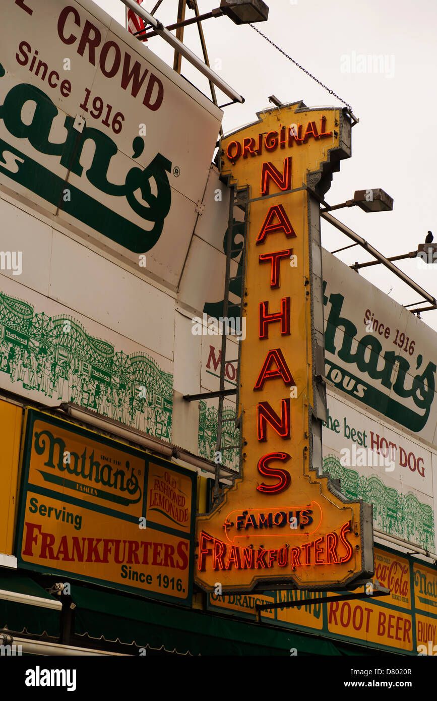 Leuchtreklame Werbung Nathans berühmt Würstchen in Coney Island. Stockfoto