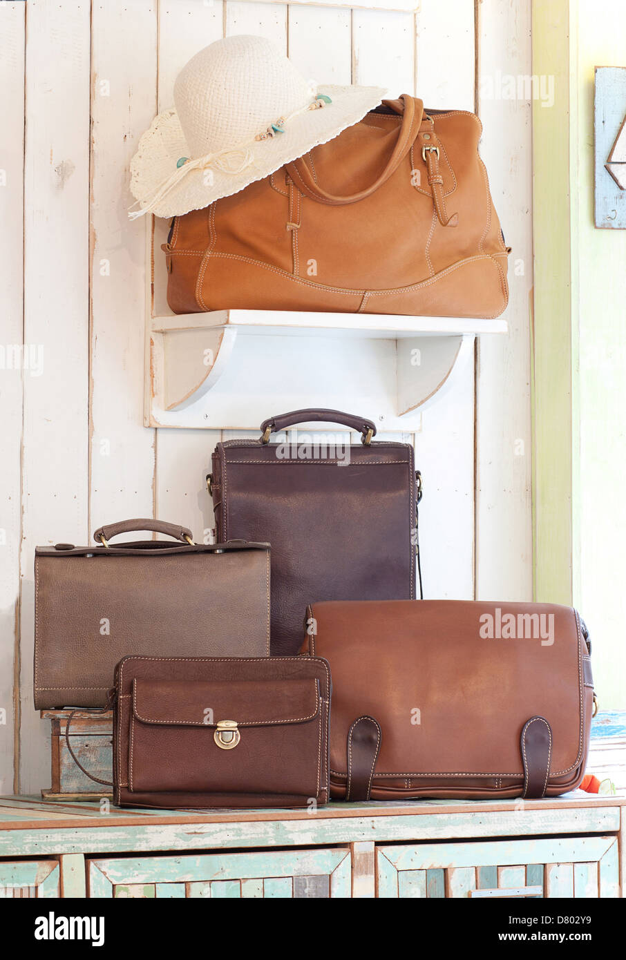 Reihe von schöne Ledertasche und Handtasche Stockfoto