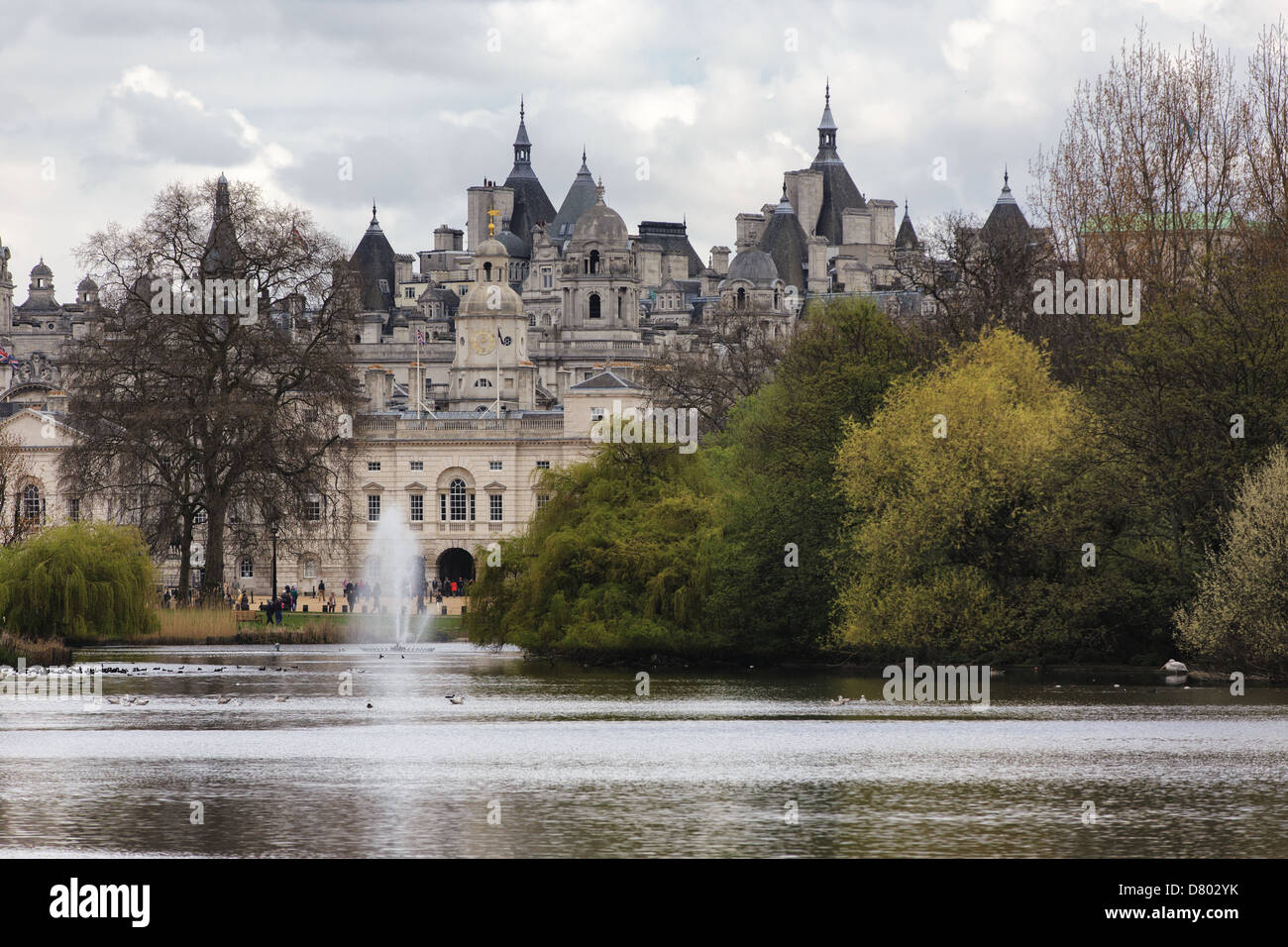 Sehen Sie sich auf dem Pferd Gaurds Palast von St. James Park, London, Vereinigtes Königreich Stockfoto