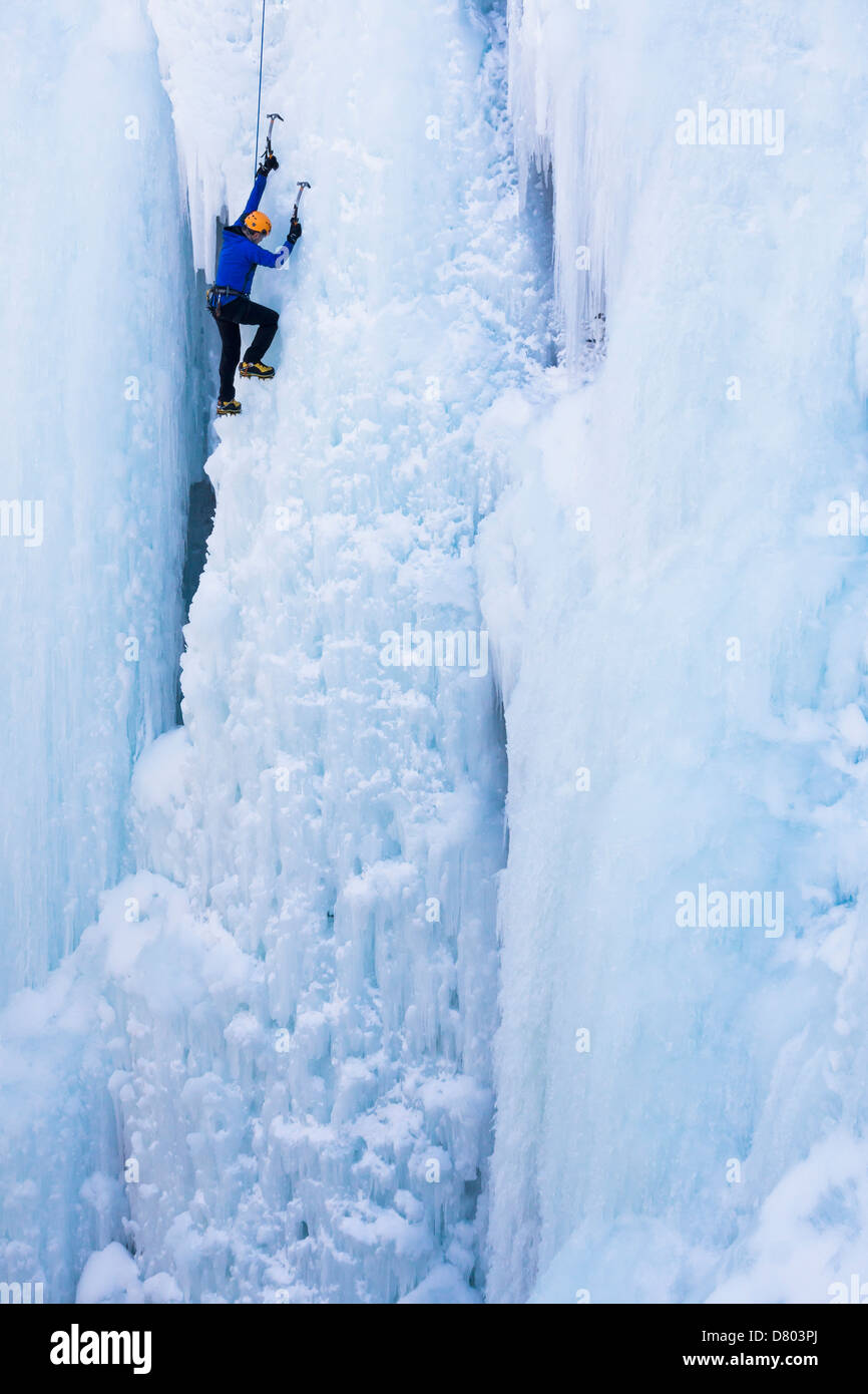 Kaukasische Kletterer Skalierung Gletscher Stockfoto