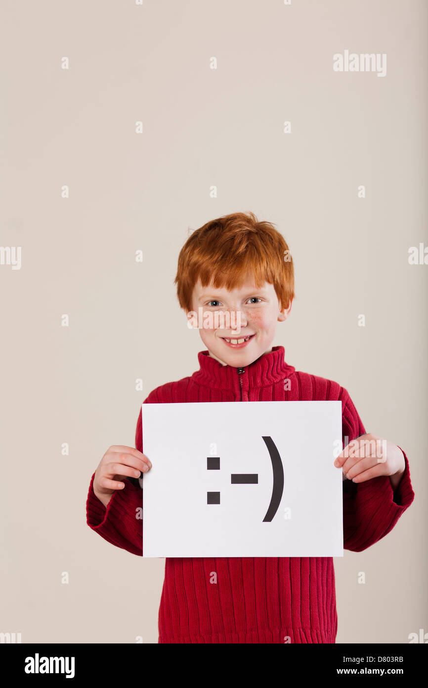 Kaukasische junge hielt Karte mit Smiley-Gesicht Stockfoto