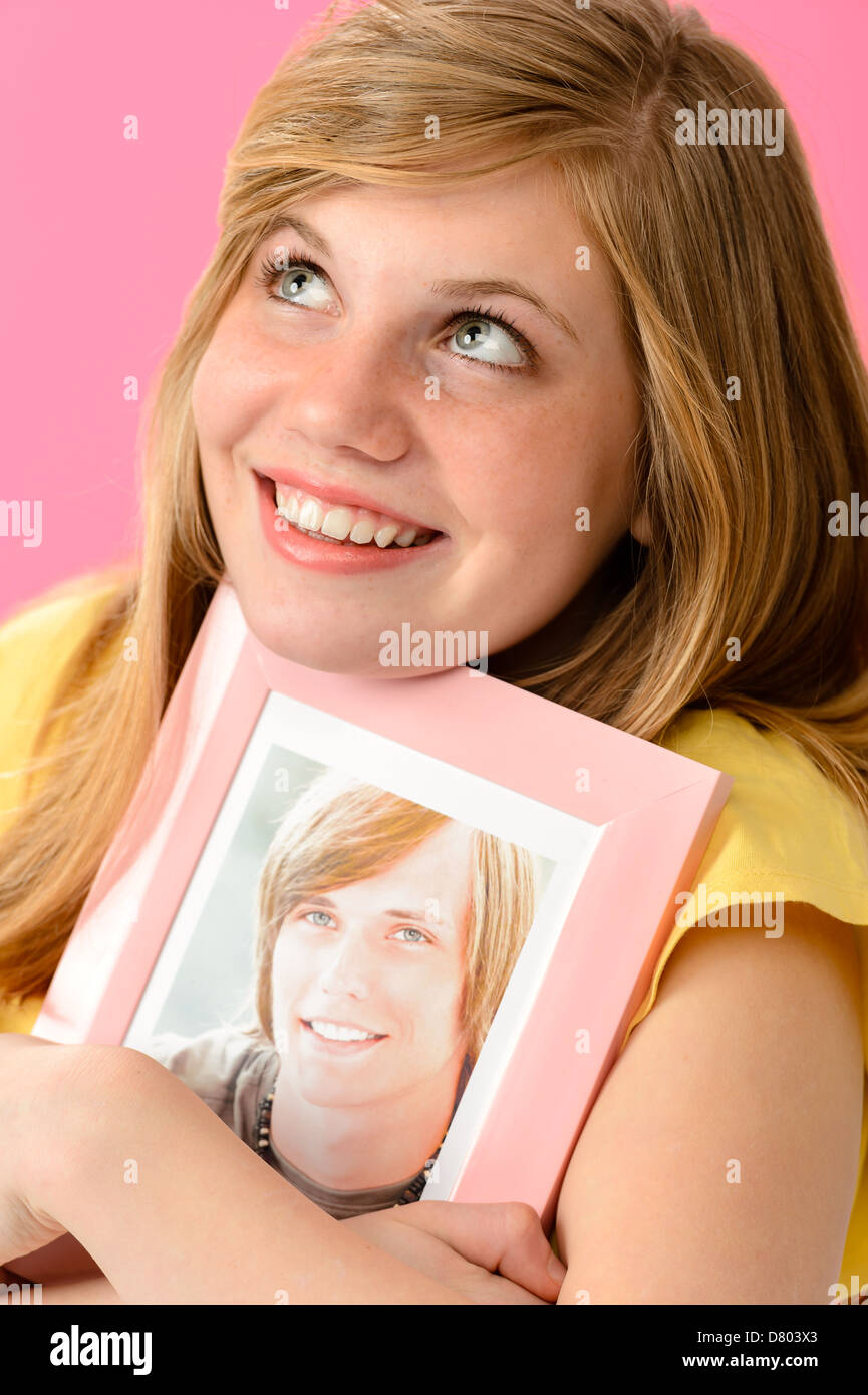 Fröhliche Teenager-Mädchen, umfassendes Bild von ihrem Freund Stockfoto