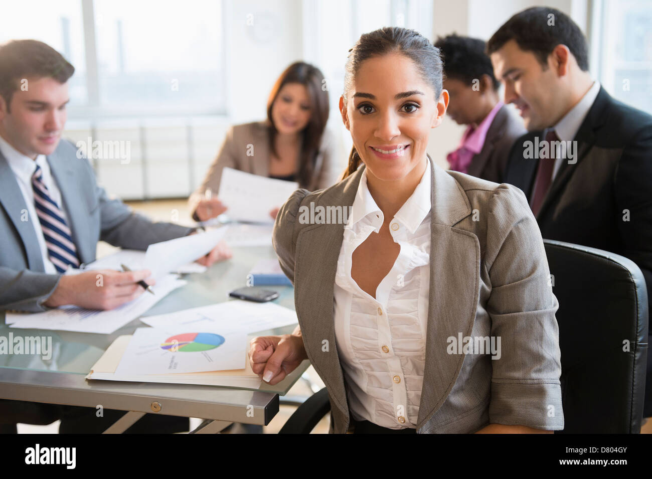 Geschäftsfrau, die lächelnd in treffen Stockfoto
