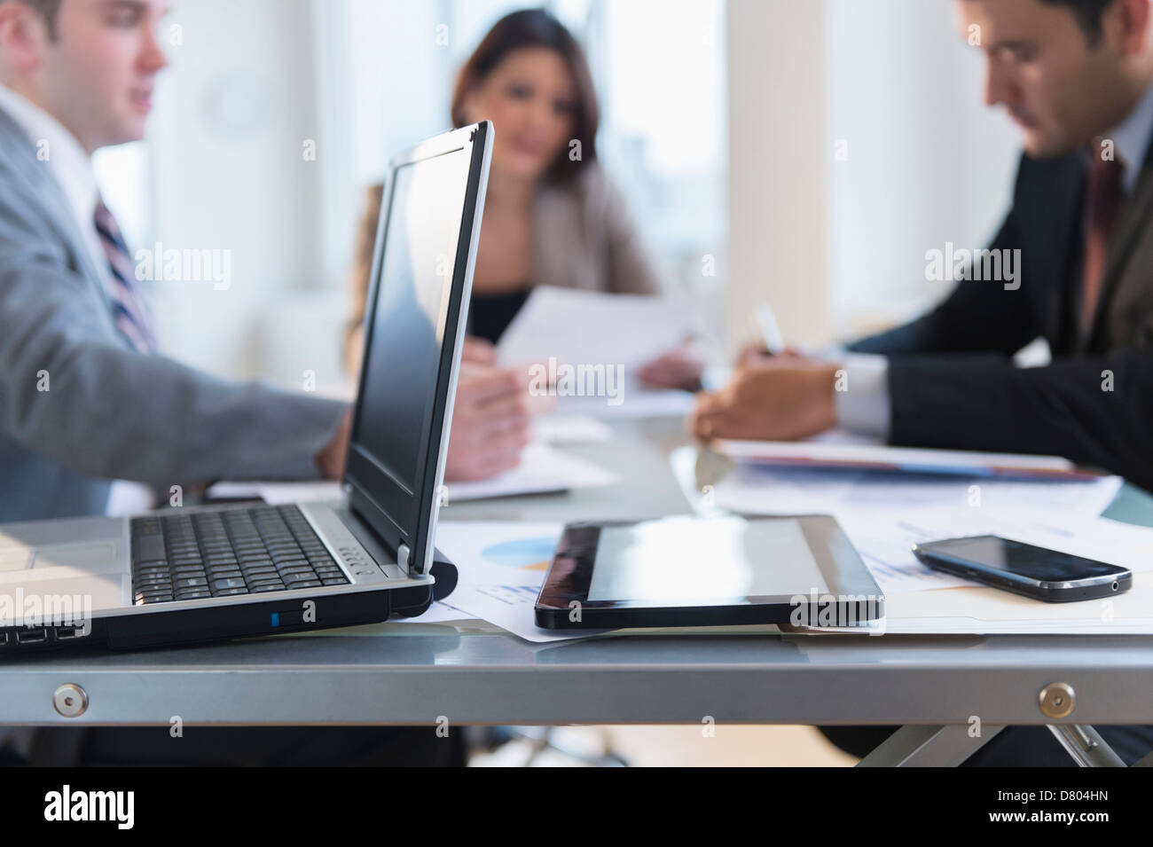 Nahaufnahme von Laptop, Tablet-Computer und Handy im Büro Stockfoto